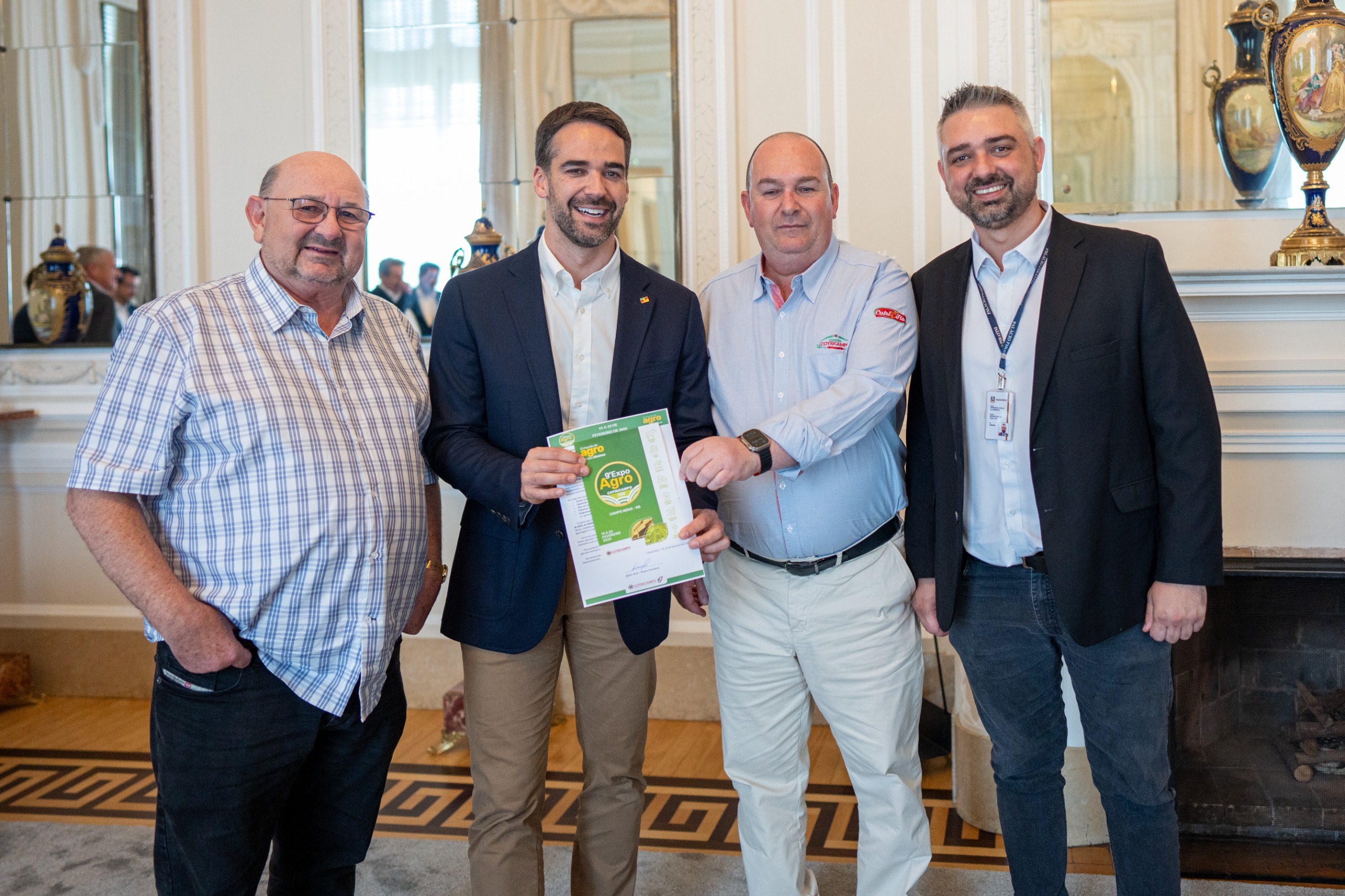 Bridi entrega convites da 9ª ExpoAgro Cotricampo ao governador Eduardo Leite, além de BRDE, Badesul e Detran-RS