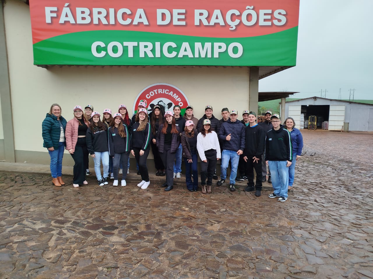 Alunos da Escola Ponche Verde conhecem as indústrias da Cotricampo em viagem de estudos